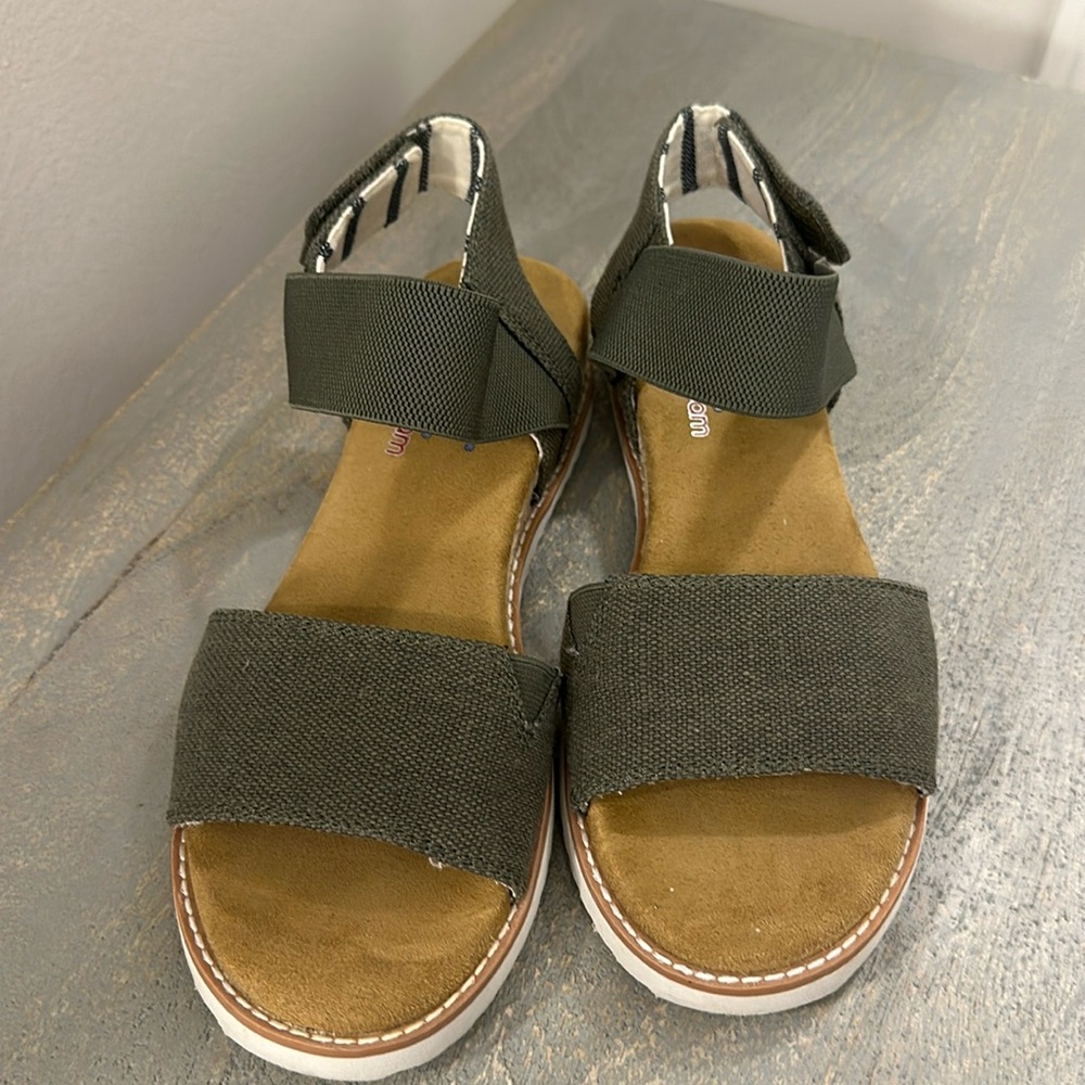 Womens Bobs by Skechers sandals size 7. Memory foam footbed. Slight wedge heel